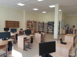 библиотека находится на втором этаже, читальный за просторный, имеется 30 мест для работы на компьютере.